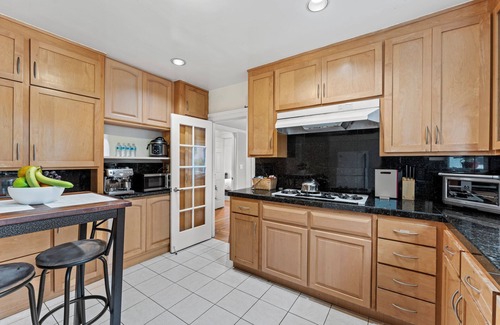 Sunnyside House | Spacious 1BR/1BA Guest Suite with Kitchen +Parking