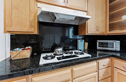 Sunnyside House | Spacious 1BR/1BA Guest Suite with Kitchen +Parking