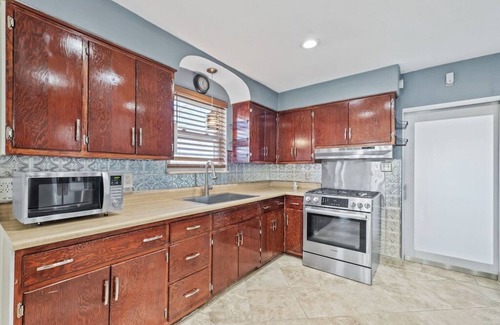 Belleville House | Spacious 2/1 w/large yard only 20 min to STL Arch