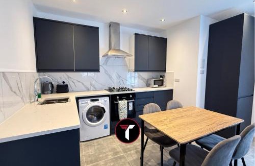 Rushmoor District Apartment | Spacious 2 Bed 2 Bath Flat with Free parking