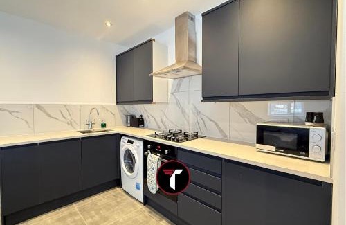 Rushmoor District Apartment | Spacious 2 Bed 2 Bath Flat with Free parking