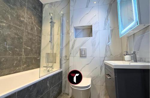 Rushmoor District Apartment | Spacious 2 Bed 2 Bath Flat with Free parking