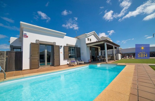 Montana Roja Villa | Spacious 2 bed property with Pool, Hot tub and Air conditioning