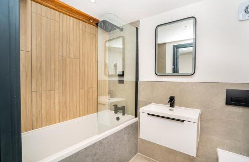 Newark Apartment | Spacious 2 Bedroom Apartment in Central Newark