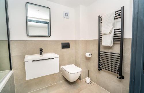 Newark Apartment | Spacious 2 Bedroom Apartment in Central Newark