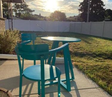 Niles House | Spacious 2 bedroom home in Niles, Illinois with office, full kitchen and 2 baths