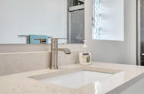 Niles House | Spacious 2 bedroom home in Niles, Illinois with office, full kitchen and 2 baths