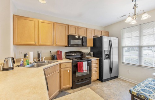 Northeast Raleigh House | Spacious 2 bedrooms townhouse by the Greenway/Pool access