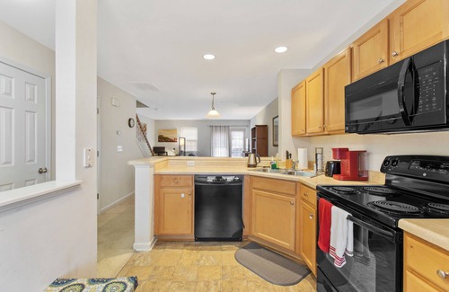 Northeast Raleigh House | Spacious 2 bedrooms townhouse by the Greenway/Pool access