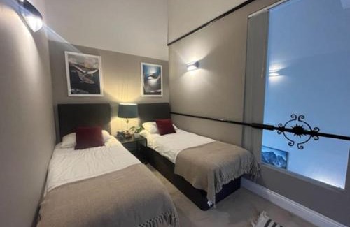 Staines Apartment | Spacious 2 BR city centre Apt