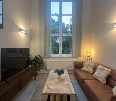 Staines Apartment | Spacious 2 BR city centre Apt
