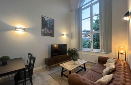 Staines Apartment | Spacious 2 BR city centre Apt