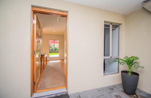 Little Grove House | Spacious 2 Family Accommodation in the Grove