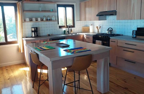 Isla de Utila Villa | Spacious 2 or 3 BR ocean side home with pool - private lot & panoramic views.