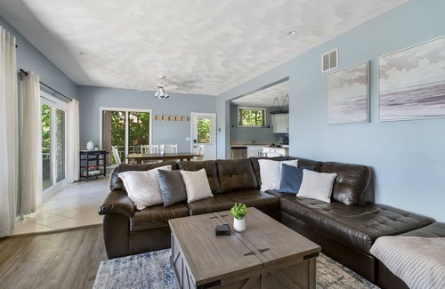 East Peoria Apartment | Spacious 2BR/2BA East Peoria Apt