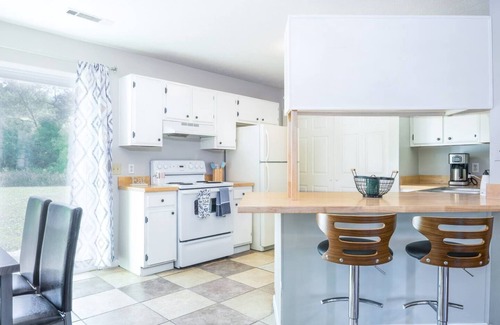 Calhoun House | Spacious 2BR Ideal for Long-Term Business Stays