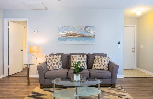 Calhoun House | Spacious 2BR Ideal for Long-Term Business Stays