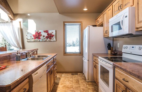 Red Lodge Condo | Spacious 3 Bed, 3 Bath Condo on Golf Course with Hot Tub, Sauna & Indoor Pool!