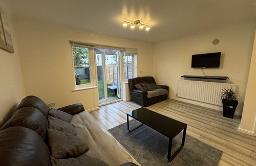 Custom House House | Spacious 3 bed, driveway, 5 minutes from Excel Centre & Custom House station