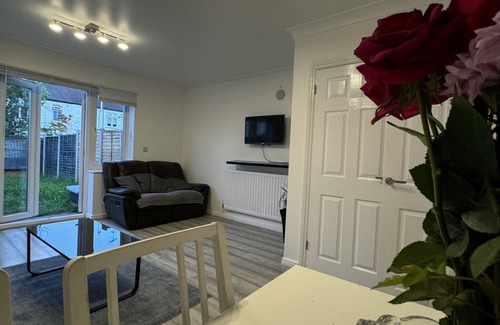 Custom House House | Spacious 3 bed, driveway, 5 minutes from Excel Centre & Custom House station