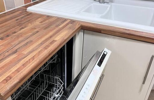 Westcliff-on-Sea House | Spacious 3 Bed Flat - Beach Nearby - No Pets