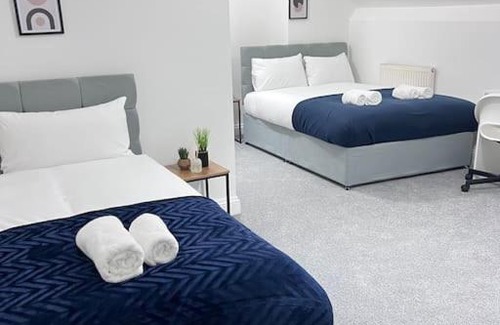 Westcliff-on-Sea House | Spacious 3 Bed Flat - Beach Nearby - No Pets