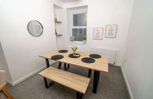 Castle Apartment | Spacious 3 Bed Home in the heart of Swansea