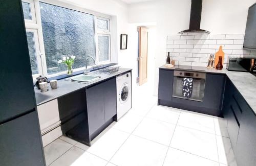 Castle Apartment | Spacious 3 Bed Home in the heart of Swansea