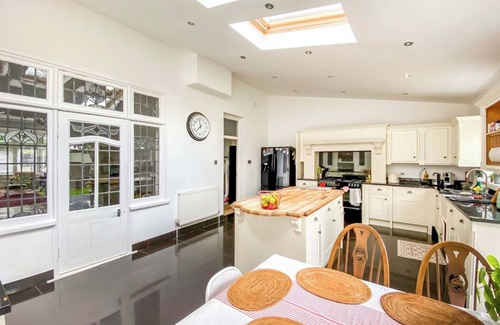 Cranbrook Apartment | Spacious 3-Bedroom Family Home with Garden