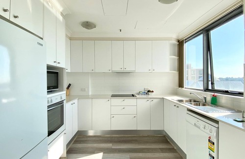 Kirribilli Apartment | Spacious 3-Bedroom Apartment with Water View, 900m Stroll to Harbour Bridge