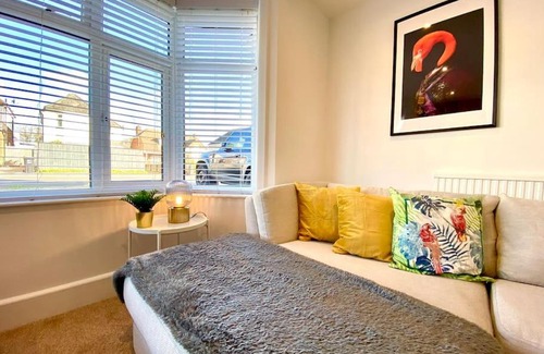 Poole House | Spacious 3 Bedroom House - 5 Minutes to the nearest Beach! - Great Location - Garden - Parking - Fast WiFi - Smart TV - Newly decorated - sleeps up to 7! Close to Poole & Bournemouth & Sandbanks