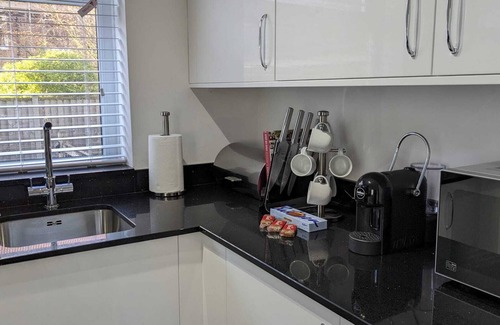 Portswood House | Spacious 3 Bedroom House Sleeps 6 |Driveway|Garden