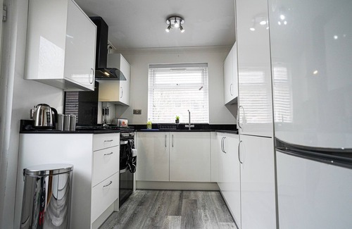 Portswood House | Spacious 3 Bedroom House Sleeps 6 |Driveway|Garden