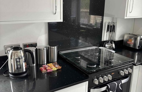 Portswood House | Spacious 3 Bedroom House Sleeps 6 |Driveway|Garden