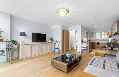 Greenhithe Apartment | Spacious 3-Bedroom Retreat with Garden Near Bluewater