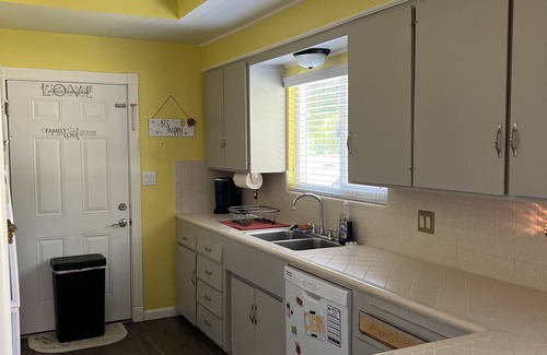 Girvan House | Spacious 3 Bedroom with Pool and Bonus Room