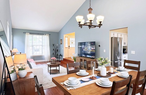 Fox Valley House | Spacious 3 bedrooms with Yard – Near Naperville, Chicago