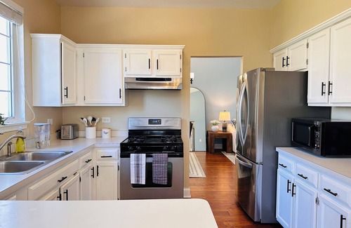 Fox Valley House | Spacious 3 bedrooms with Yard – Near Naperville, Chicago