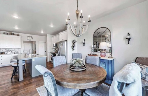 De Pere House | Spacious 3-BR Home near Lambeau!