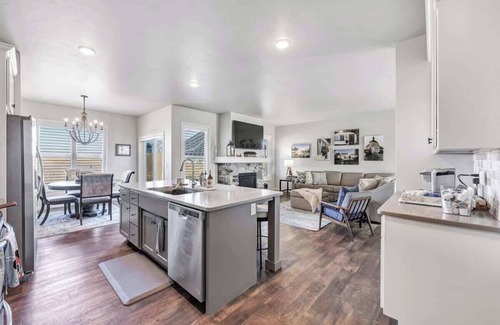 De Pere House | Spacious 3-BR Home near Lambeau!