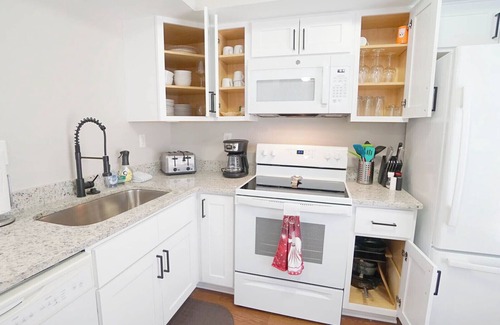 North Raleigh House | Spacious-3 Level Townhome/NorthHills/Pets