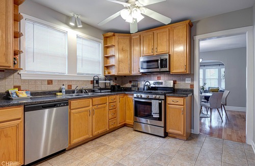 Jefferson Park House | SPACIOUS 3BD - 2BA DUPLEX WITH FAMILY ROOM, KING BED-LAUNDRY ROOM & FIREPLACE