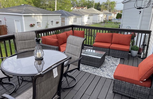 Jefferson Park House | SPACIOUS 3BD - 2BA DUPLEX WITH FAMILY ROOM, KING BED-LAUNDRY ROOM & FIREPLACE