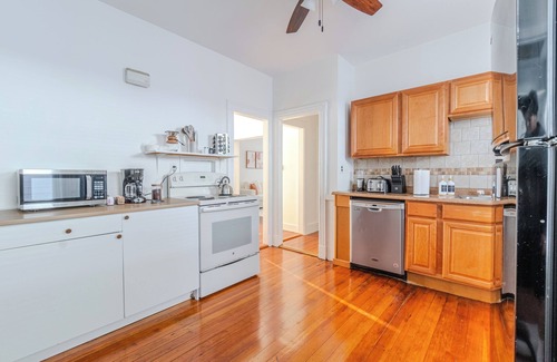 Somerville Apartment | Spacious 3BDR near Harvard/5-Min Walk to Train - Davis Sq/Free Parking!