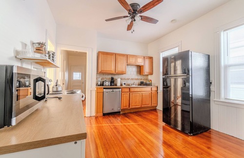 Somerville Apartment | Spacious 3BDR near Harvard/5-Min Walk to Train - Davis Sq/Free Parking!