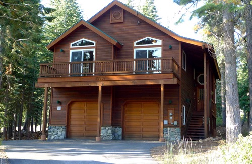 Truckee House | SPACIOUS 3BR GETAWAY w/HOT TUB - Dates filling up fast. Book Now!