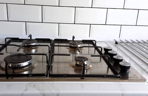 Luton Apartment | Spacious 3BR Home w. Garden & Parking | Sleeps 7 | Near Luton Airport