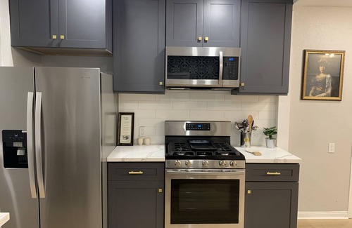 Oakland House | Spacious 3BR Home + Private 2BR Guest house – Ideal for Groups