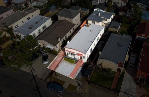 Oakland House | Spacious 3BR Home + Private 2BR Guest house – Ideal for Groups