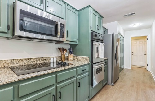 Malbis House | Spacious 3BR Lake Forest Home w/Pool Sleeps 8!